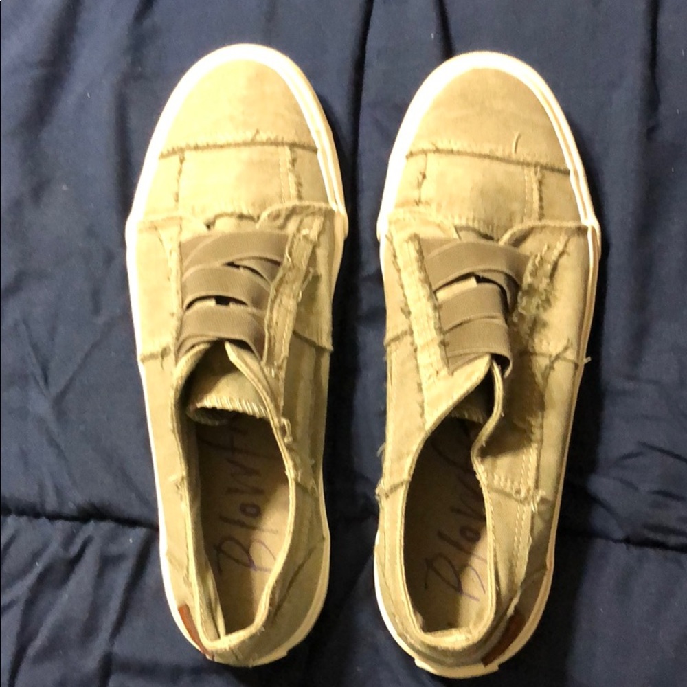Blowfish women’s Marley Sneaker size 10 canvas